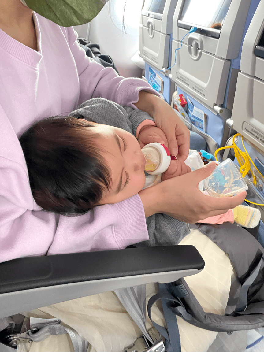 Bond enjoying some apple sauce on landing approach